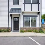 Minutes To Broadway Modern Gated Townhome Holiday home Nashville