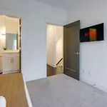 Minutes To Broadway Modern Gated Townhome Holiday home