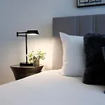 Minutes To Broadway Modern Gated Townhome Holiday home *