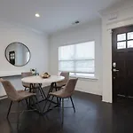 Minutes To Broadway Modern Gated Townhome Holiday home