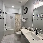 Holiday home Modern Downtown Brand New Great Location