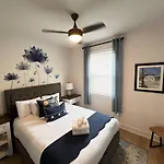 Modern Downtown Brand New Great Location Holiday home *