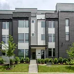 Holiday home Large Impressive Townhome Private Viewing Terrace