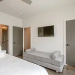 Holiday home Large Impressive Townhome Private Viewing Terrace *