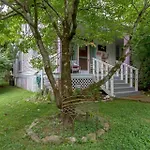 Petite Vintage Charmer Trendy East Holiday home