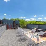 Music City Hangout With Rooftop Views And Game Room