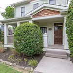 Southern City Comfort Huge Private Backyard