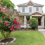 Southern City Comfort Huge Private Backyard