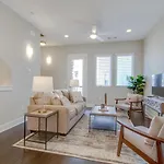 Relaxing Urban Escape Minutes To Downtown Holiday home *