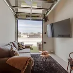 Slick Floor Deck Walk To Gulch And Downtown Holiday home Nashville