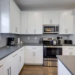 Holiday home Minutes To Broadway Stunning Townhome *