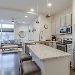 Holiday home Stylish Private Rooftop Perfect Location *