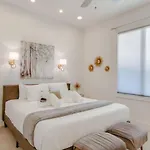 Spacious And Sleek Amazing Location Patio Space Holiday home *