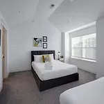 West Side Charmer Convenient Location Holiday home *