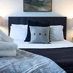 Luxurious Townhome Music Group Retreat *