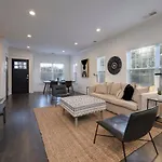 Holiday home Luxurious Townhome Music Group Retreat *