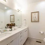 Modern Townhome With Gorgeous Patio Space * Nashville