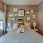 Modern Townhome With Gorgeous Patio Space Holiday home *