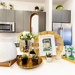 Holiday home Modern Townhome With Gorgeous Patio Space *