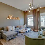 Holiday home Modern Townhome With Gorgeous Patio Space *