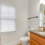Vibrant Trendy Two Bedroom Near Marathon Village Holiday home