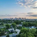 East Nash Superstar- Skyline Views Terrace- Mural Holiday home
