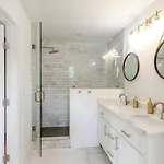 Howdy House New And Trendy With Rooftop Deck Holiday home