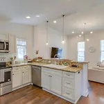 East Nash Enclave Movie Private Yard Holiday home *