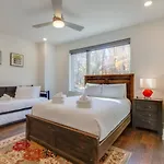 Sleek Large Retreat 9 Beds Modern Kitchen * Nashville