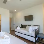 Sleek Large Retreat 9 Beds Modern Kitchen Holiday home Nashville
