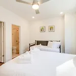 Holiday home Sleek Large Retreat 9 Beds Modern Kitchen
