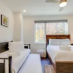 Sleek Large Retreat 9 Beds Modern Kitchen Holiday home