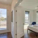 Sleek Large Retreat 9 Beds Modern Kitchen Holiday home Nashville