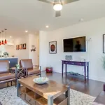 Sleek Large Retreat 9 Beds Modern Kitchen *