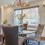 Sleek Large Retreat 9 Beds Modern Kitchen Holiday home Nashville