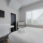 Sapphire Loft 4 Bedroom 4.5 Bath Rooftop Patio Holiday home Nashville