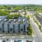 Nashvilla Townhome Gigantic Rooftop Pure Luxury Holiday home *