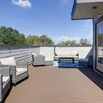The Ryman 4 Bedroom Haven With Scenic Rooftop