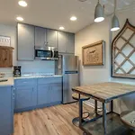 Urban Hideaway Cozy With Pool Access