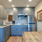 Urban Hideaway Cozy With Pool Access Apartment