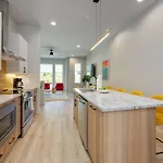 Hey Gorgeous Townhome 4 Bedrooms 4.5 Bathrooms Holiday home *