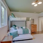 Modern 4 Bedroom 2.5 Bath Gorgeous Getaway *