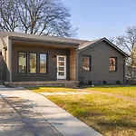 Holiday home Walk To Restaurants Outdoor Patio With Grill And Fit Pit 1 Mile To Stadium And Downtown Nashville