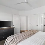 Walk To Restaurants Outdoor Patio With Grill And Fit Pit 1 Mile To Stadium And Downtown
