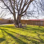 Walk To Restaurants Outdoor Patio With Grill And Fit Pit 1 Mile To Stadium And Downtown