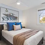 Walk To Restaurants Outdoor Patio With Grill And Fit Pit 1 Mile To Stadium And Downtown Holiday home