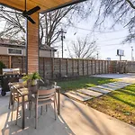 Holiday home Walk To Restaurants Outdoor Patio With Grill And Fit Pit 1 Mile To Stadium And Downtown