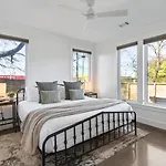 Walk To Restaurants Outdoor Patio With Grill And Fit Pit 1 Mile To Stadium And Downtown Holiday home Nashville