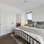 Walk To Restaurants Outdoor Patio With Grill And Fit Pit 1 Mile To Stadium And Downtown Holiday home *