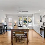 Holiday home Walk To Restaurants Outdoor Patio With Grill And Fit Pit 1 Mile To Stadium And Downtown *